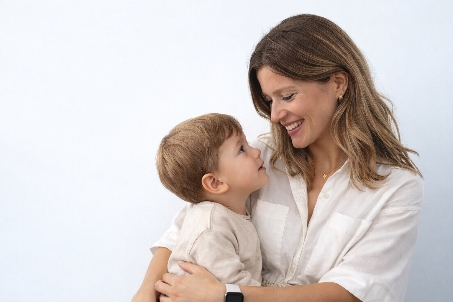 Madre e hijo conectando